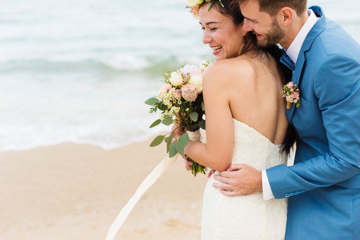 noiva-e-noivo-em-seu-casamento-na-praia_53876-139532