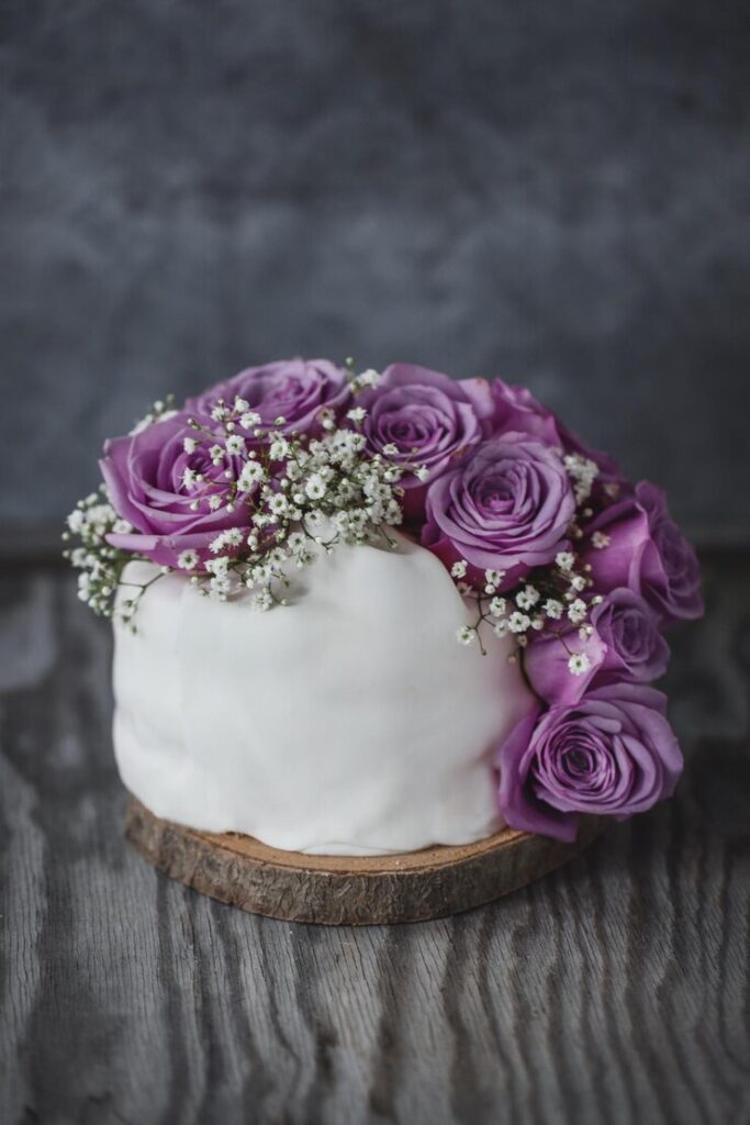 bolo-de-casamento-rustico-com-rosas-e-deco-no-prato-fechar-se
