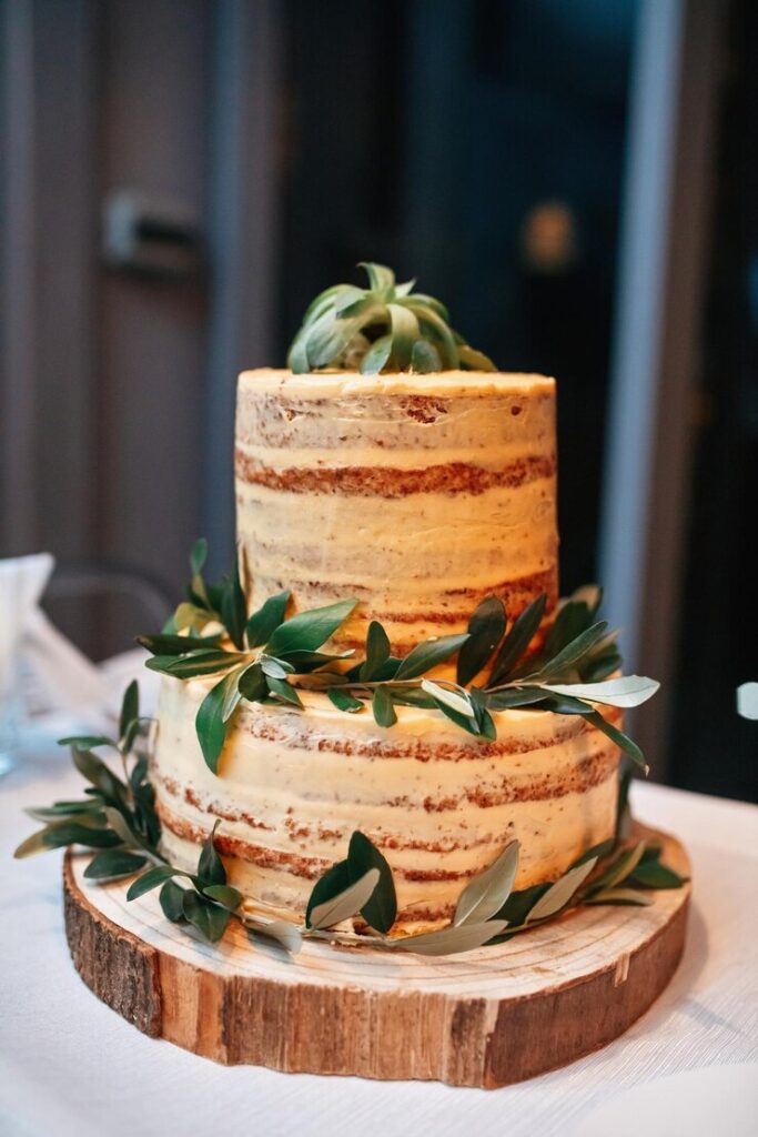 bolo-de-casamento-rustico-nu-decorado-com-folhas-na-camada-de-bolo-de-madeira