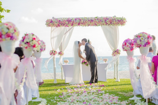 Cenários Perfeitos para Casamento: Cerimônia na Praia