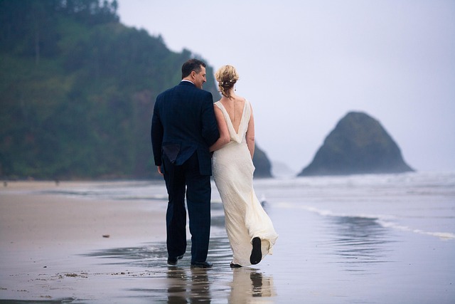 casal-noivos-praia